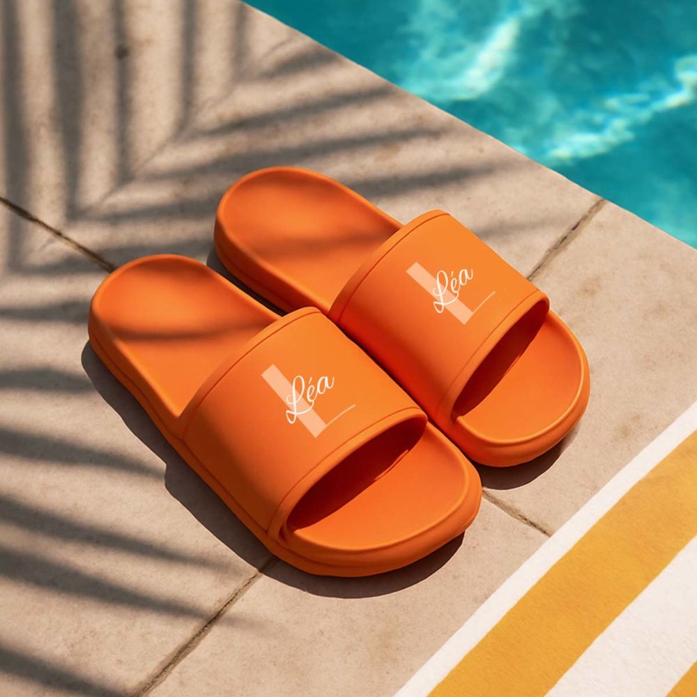 Personalisierbare Badelatschen mit Monogramm